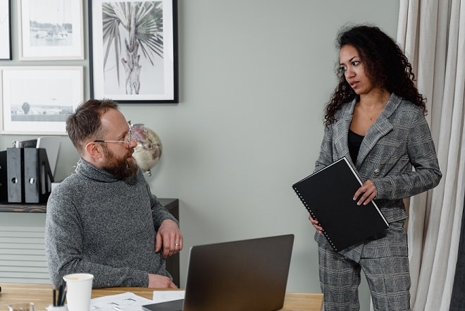 deux collègues discutent au bureau