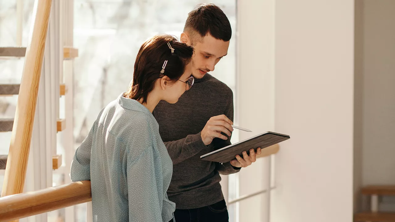 deux collègues regardent une tablette
