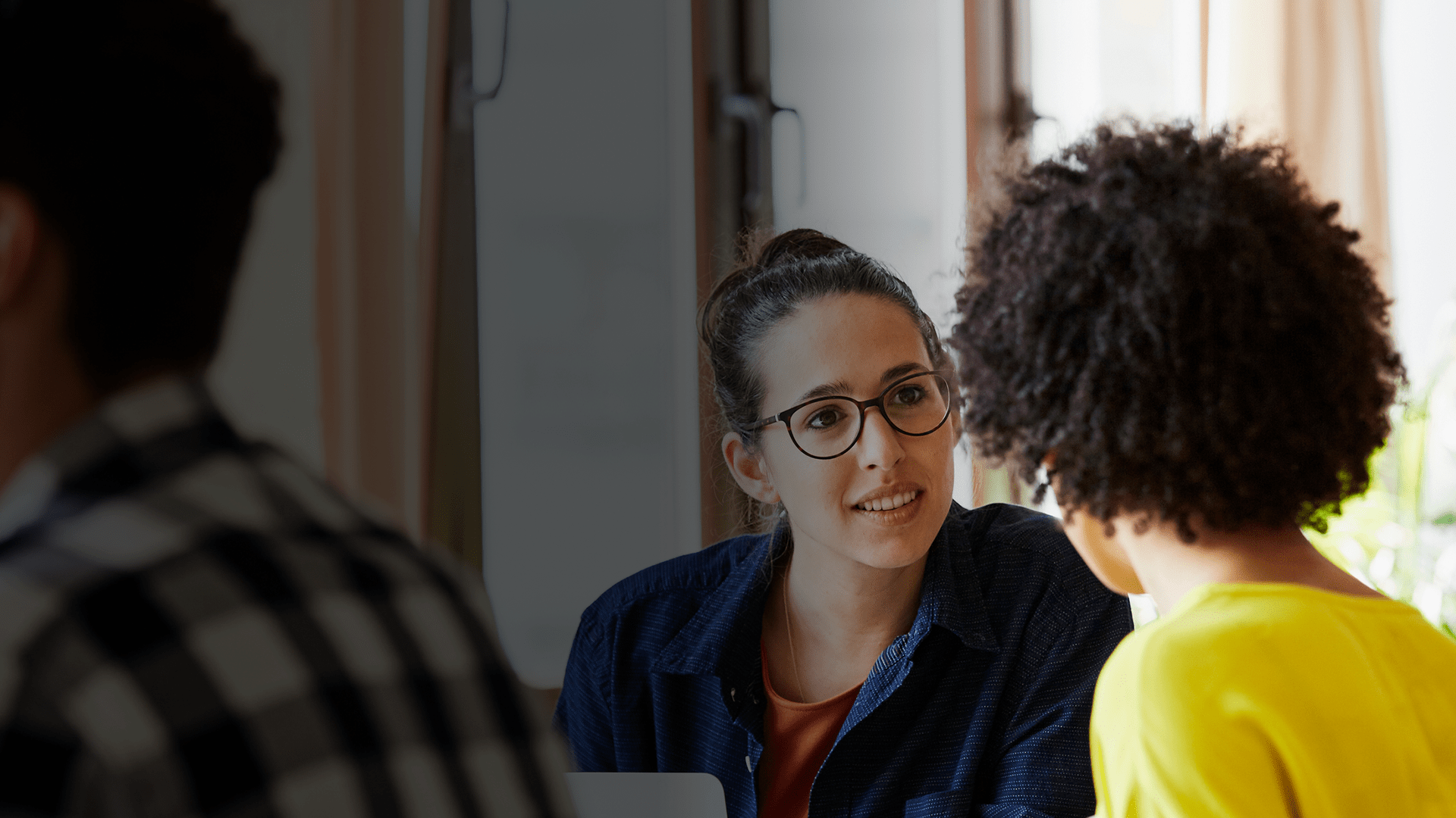 Deux femmes entrain de discuter