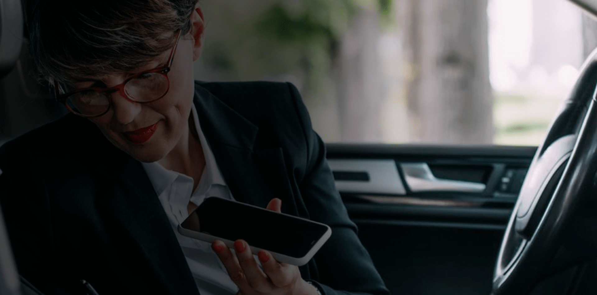 une femme au téléphone dans une voiture