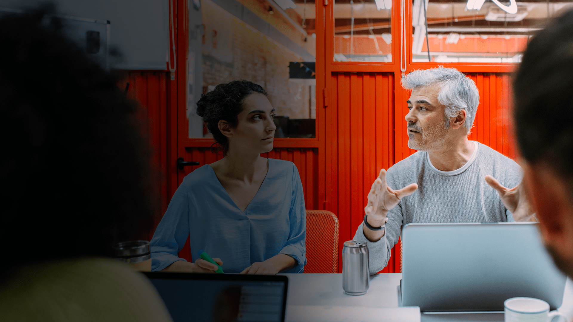 Groupe d'employés à une table en pleine réunion