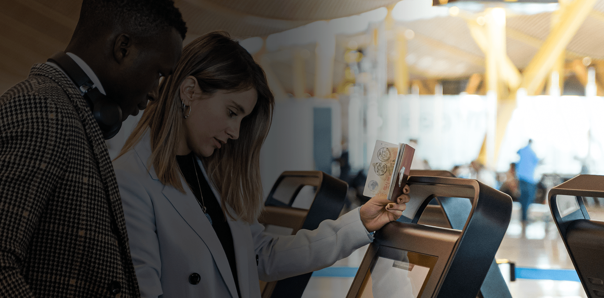 Une femme et un homme entrain de s'enregistrer à l'aéroport