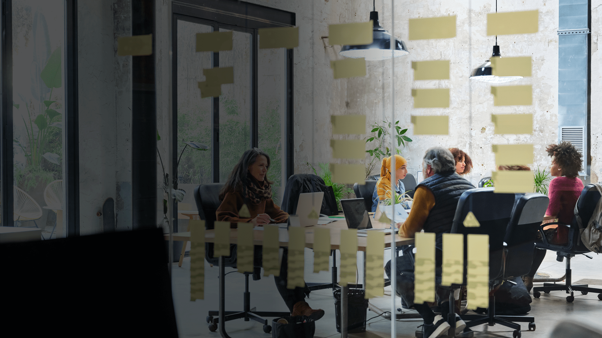 Vue sur des employés de bureau dans salle