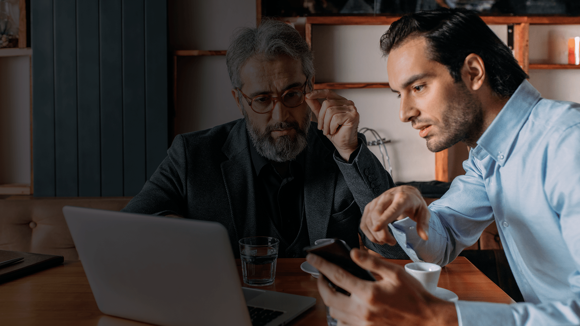 Deux hommes d'affaires effectuent un paiement en ligne avec une carte prépayée virtuelle