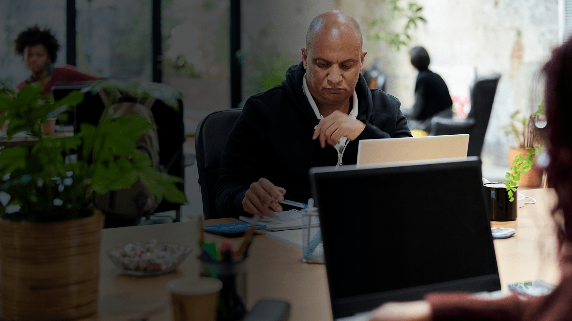 Un employé s'occupe de la gestion des dépenses